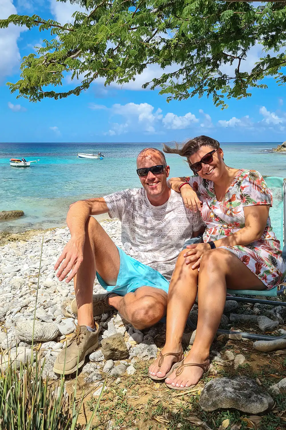 Bas en Jessica zijn de gidsen van HopiBonaire en poseren bij Playa Frans.