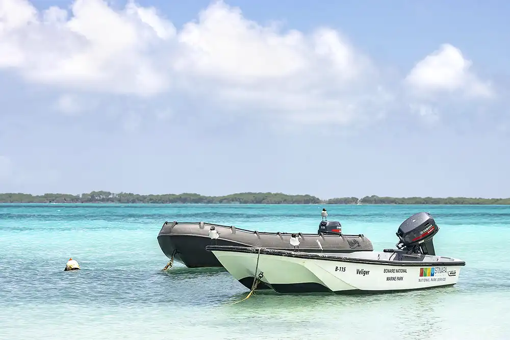 Bootje Veliger van Stinapa en een ander bootje in het haventje van Lac Cai op Bonaire.