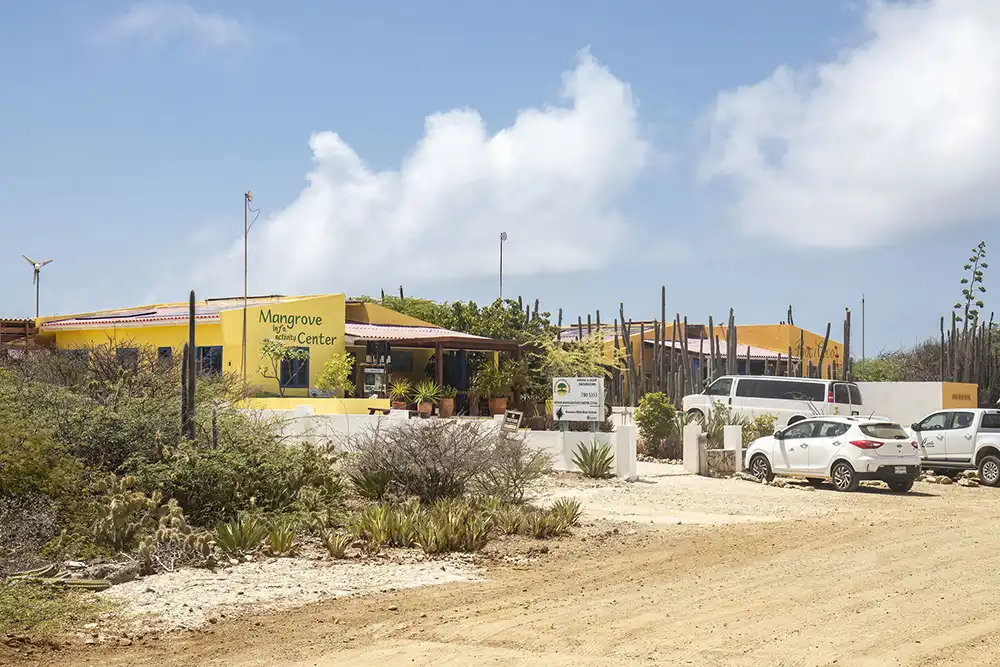 Het gebouw van het Mangrove Center aan de Kaminda Lac op Bonaire vanwaar de kayaktours door de mangrove starten. Erachter de Bonaire Wild Bird Rehab.