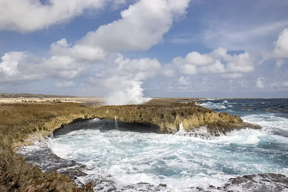 Deze blowhole en natural bridge aan de spectaculaire oostkust is een van de verborgen parels van Bonaire.