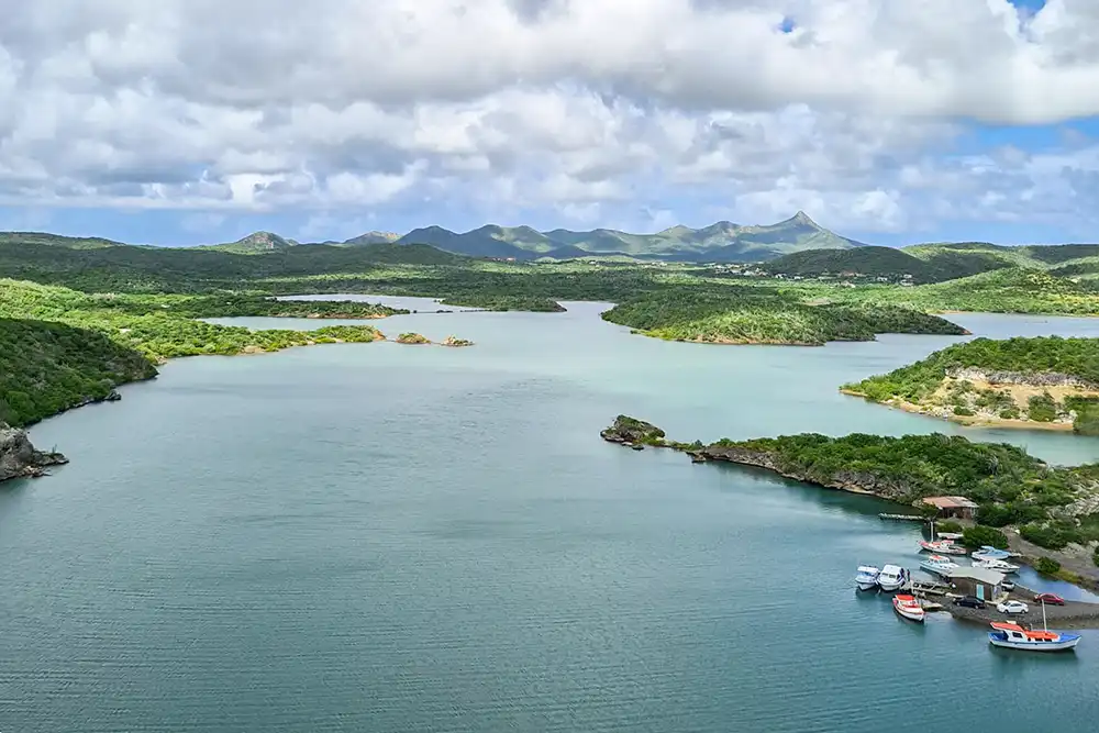 Vergezicht over de Santa Martha Bay op Curaçao.