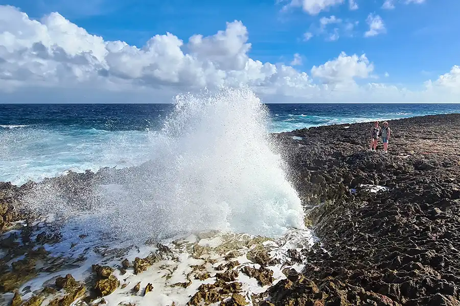 Een spectaculaire eruptie van de Lagadishi Blowhole tijdens de Washington-Slagbaai tour van HopiBonaire.