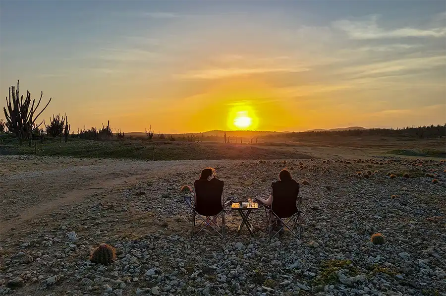 Aan het eind van de Betoverend Bonaire middagtour drinken we een sundowner op Washikemba.