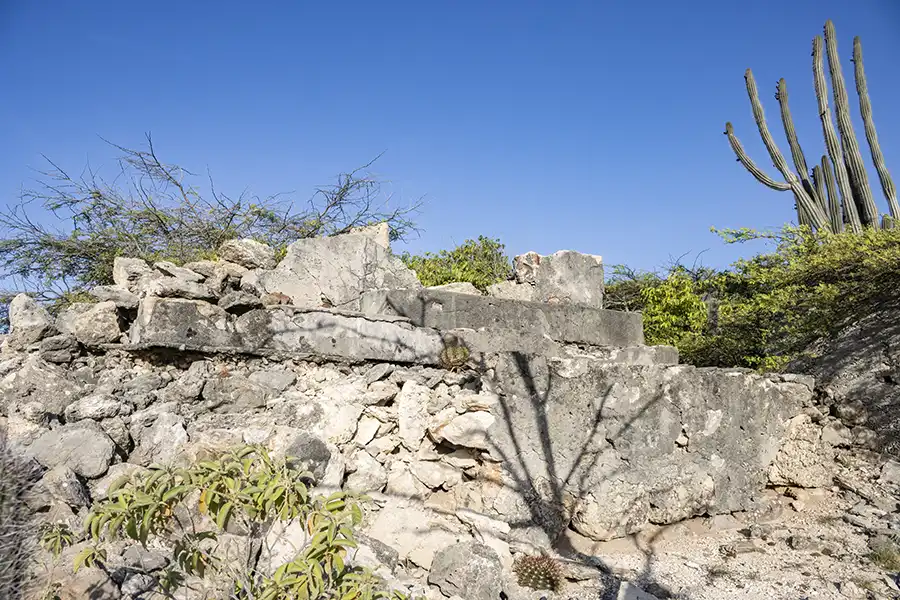 Vervallen aloe-oven langs Ruta Burubari, een wandelroute op Bonaire.